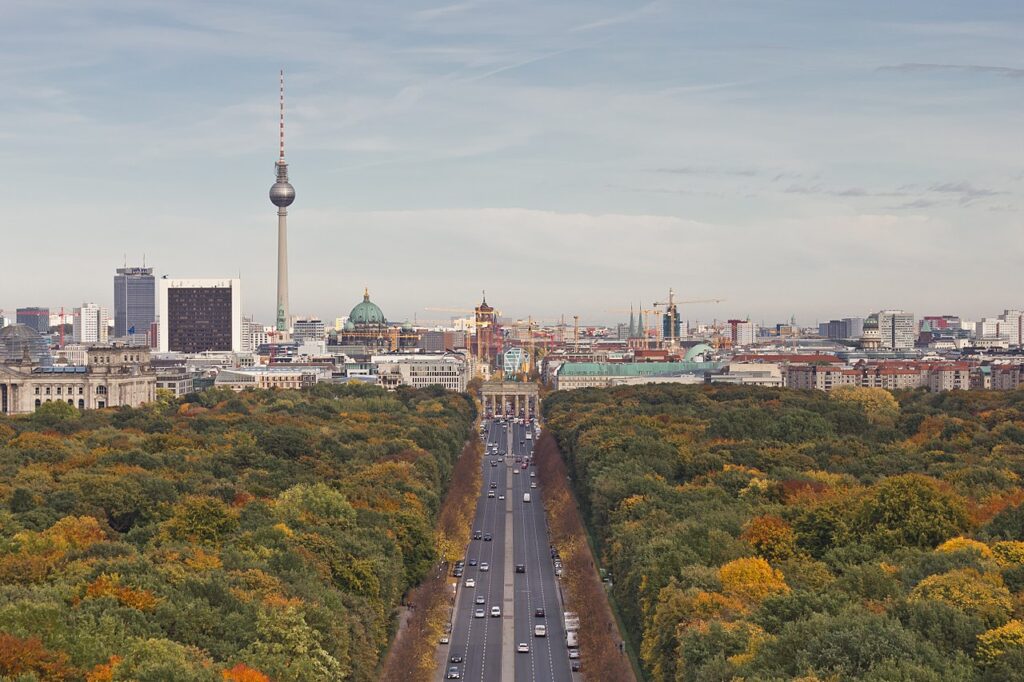 Aussicht auf Berlin, Fernsehturm, große Straße, Wald, Überblick auf die Stadt